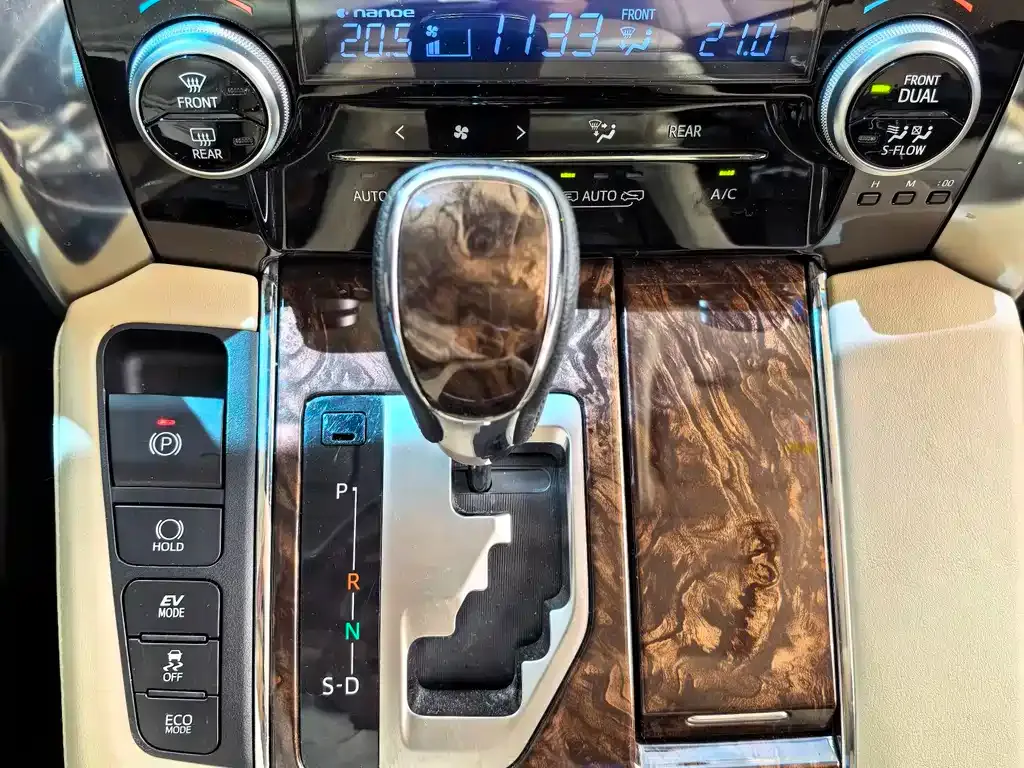 Toyota Alphard — фото 4