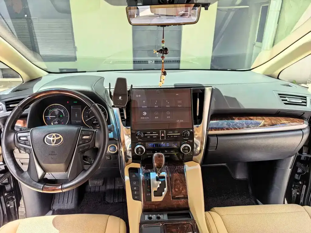 Toyota Alphard — фото 10