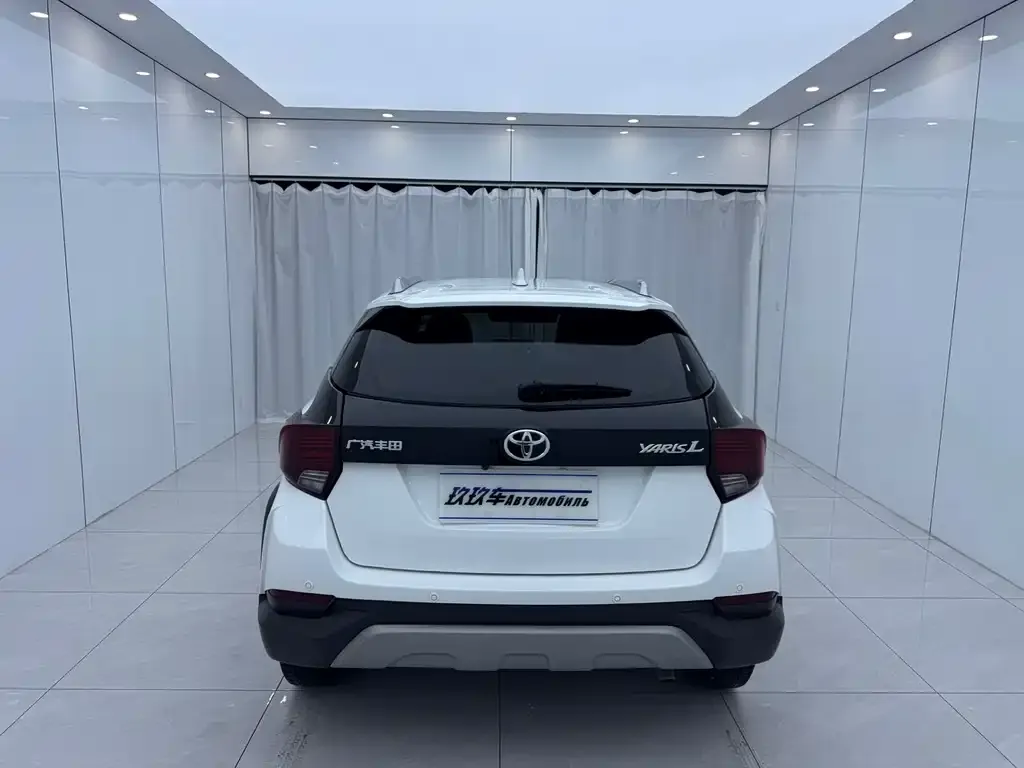 Toyota Yaris L — фото 2