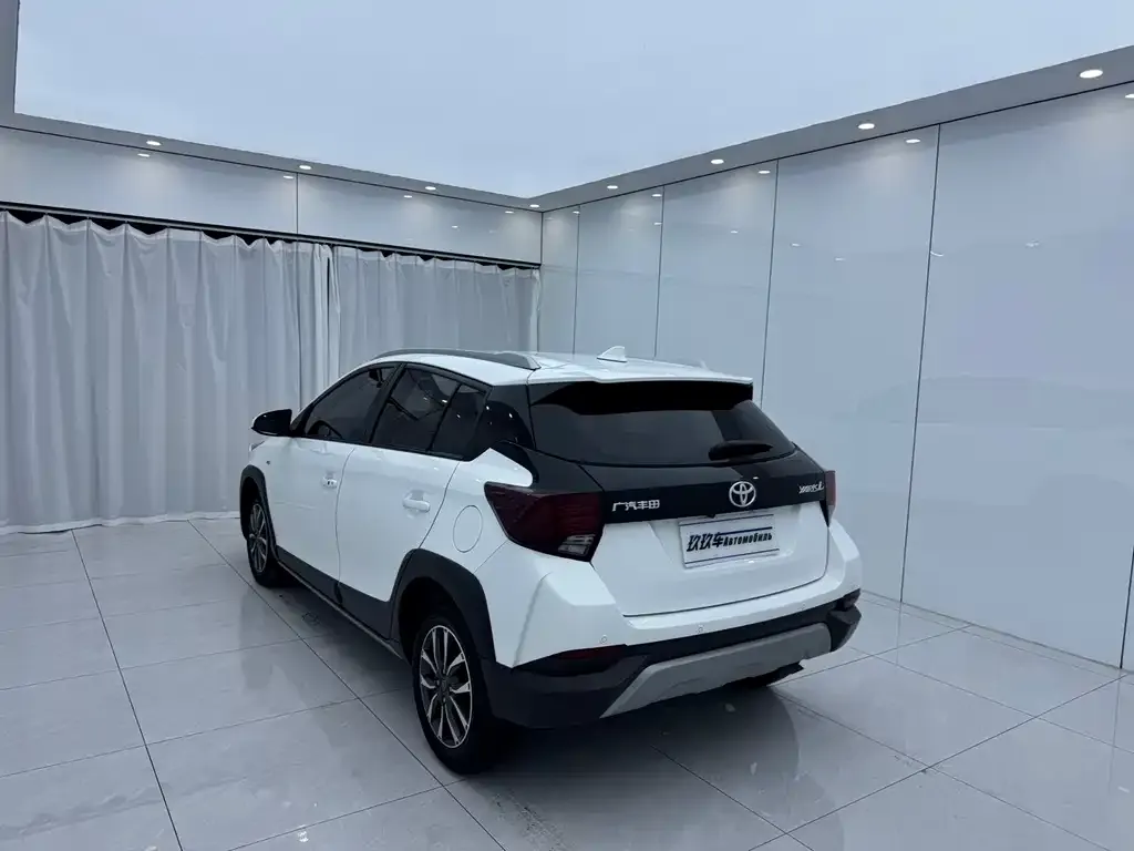Toyota Yaris L — фото 4
