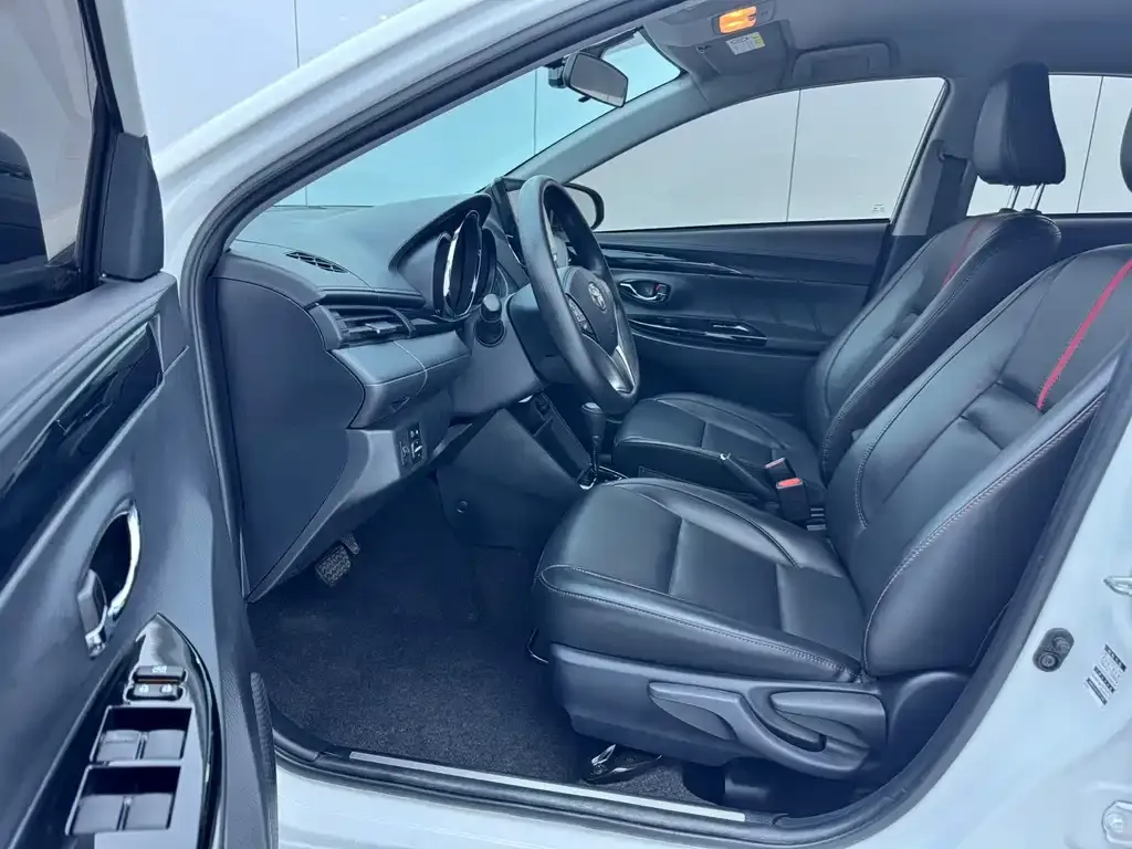 Toyota Yaris L — фото 5