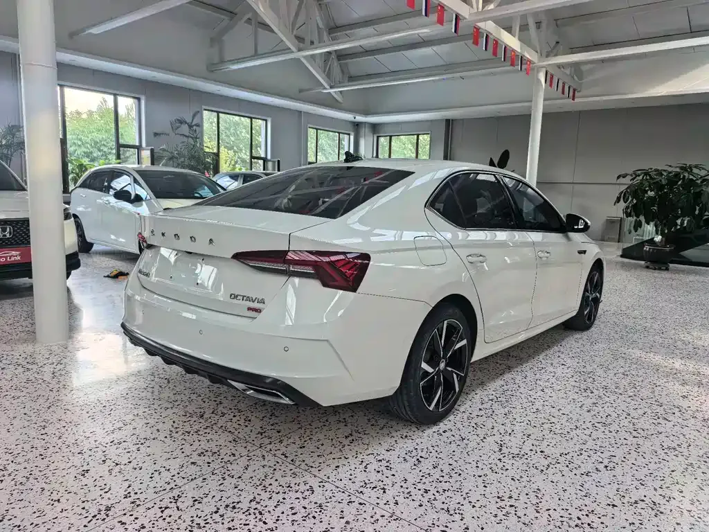 Skoda Octavia — фото 7