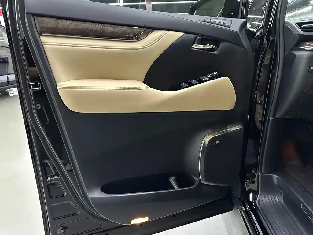Toyota Vellfire — фото 6