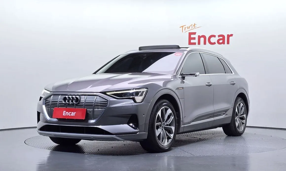 Audi e-tron — фото 1
