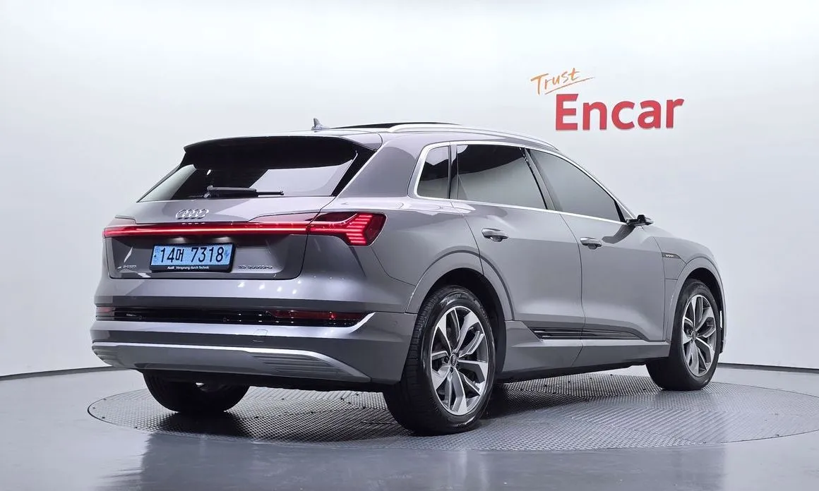 Audi e-tron — фото 4