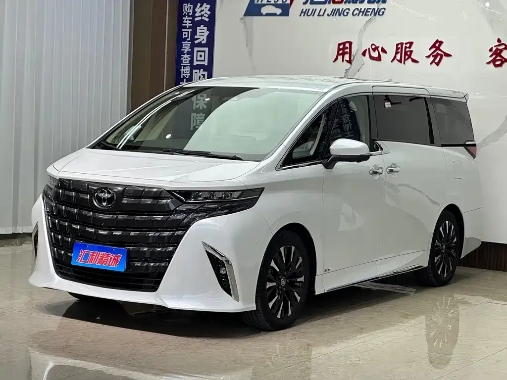 Toyota Alphard — фото 1