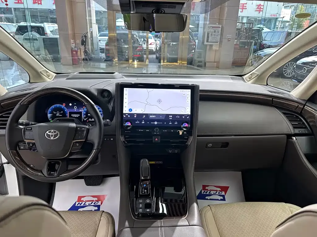 Toyota Alphard — фото 10