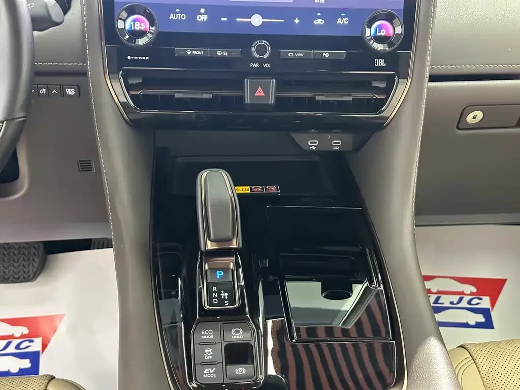 Toyota Alphard — фото 5