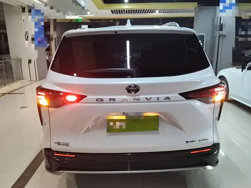 Toyota Granvia — фото 3