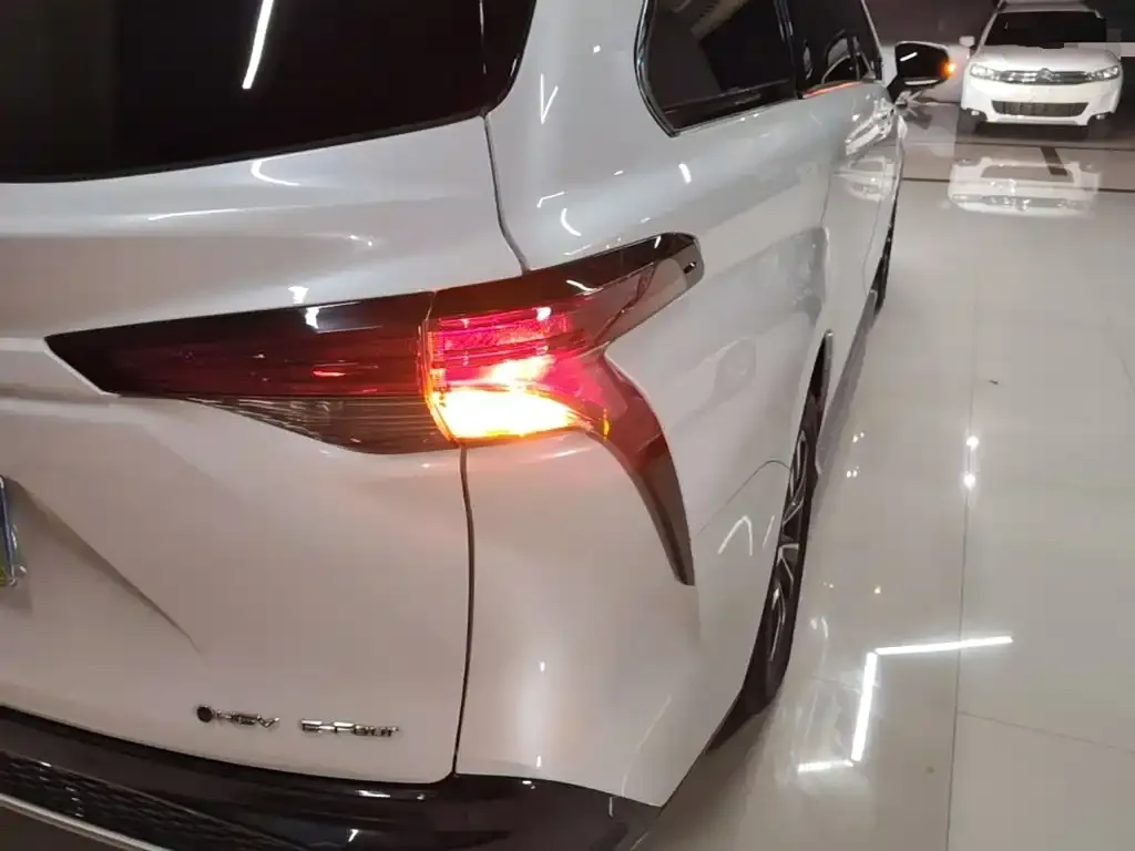 Toyota Granvia — фото 10