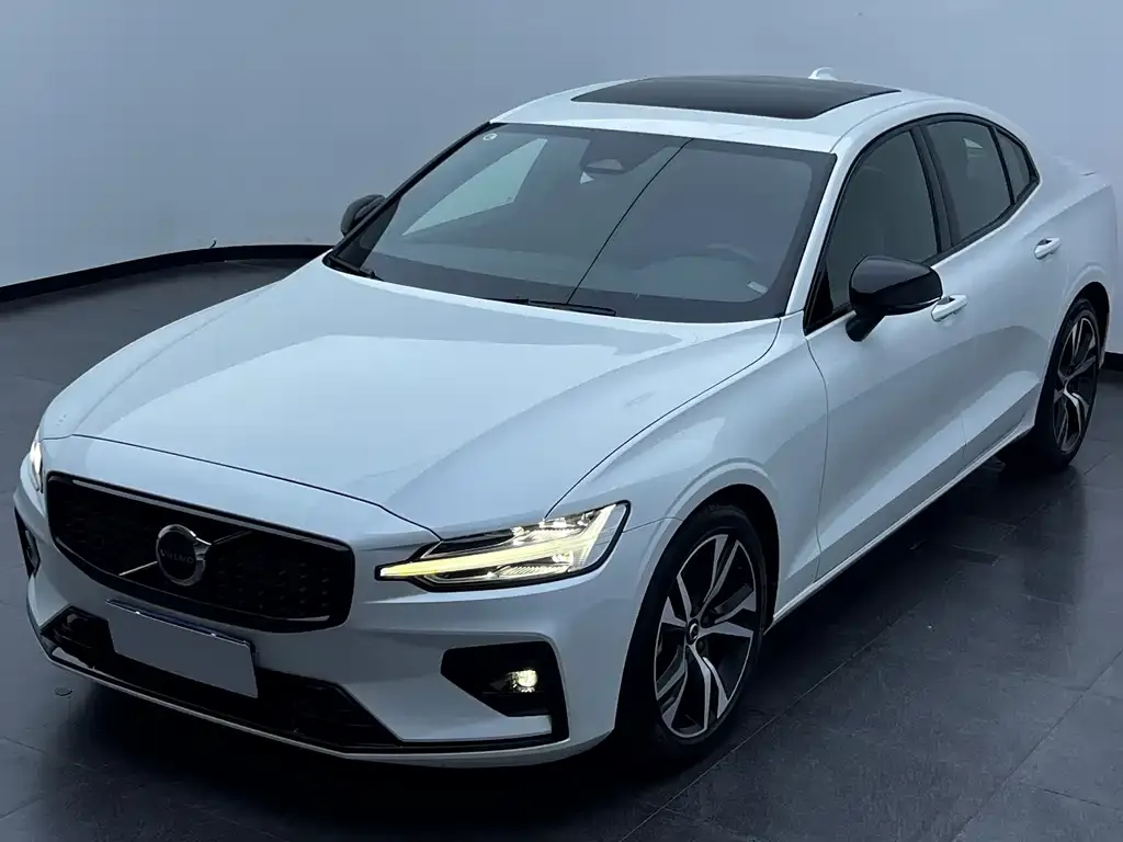 Volvo S60 — фото 1