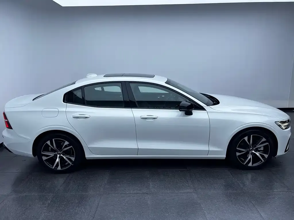 Volvo S60 — фото 9