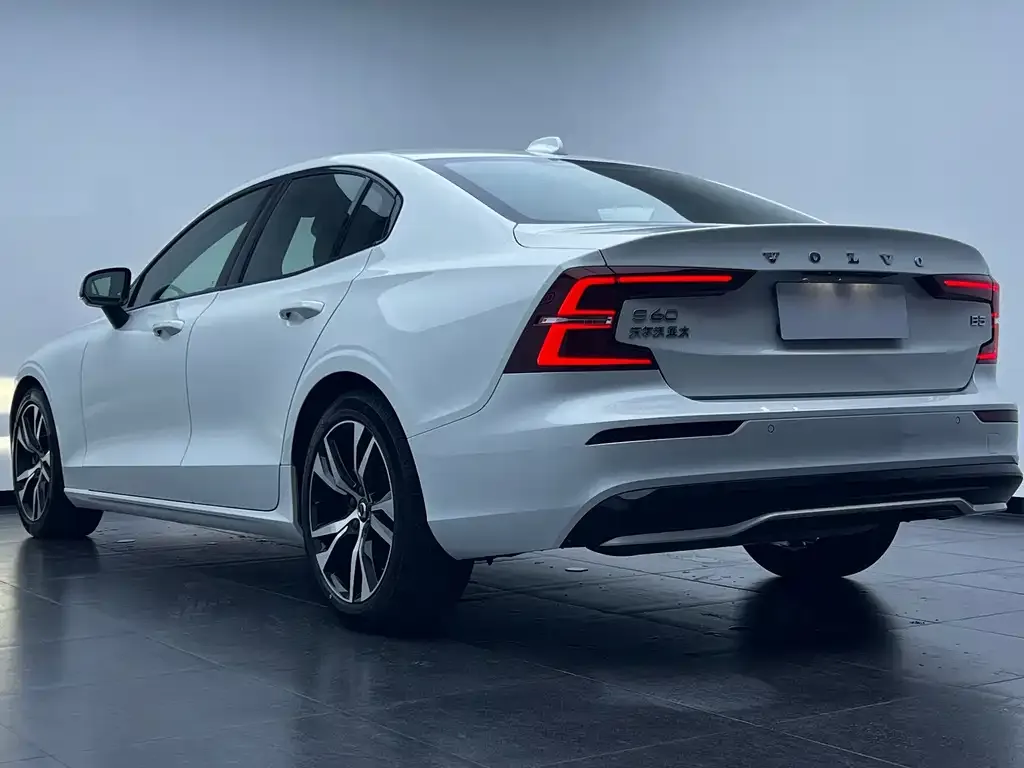 Volvo S60 — фото 7