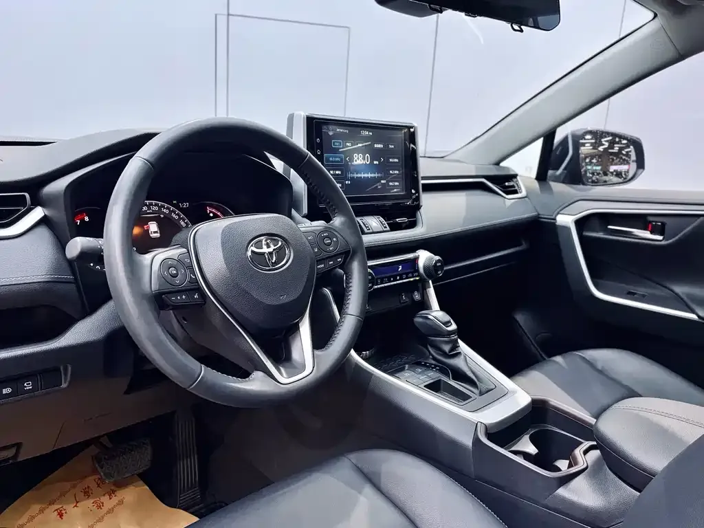 Toyota RAV4 — фото 5