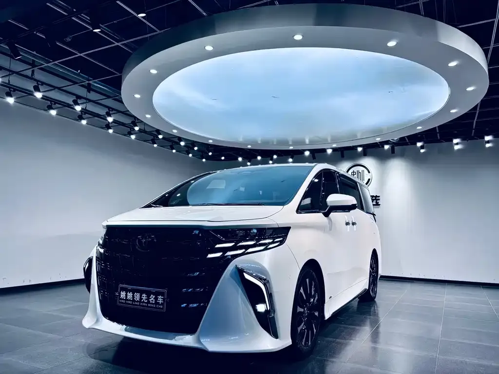 Toyota Alphard — фото 1