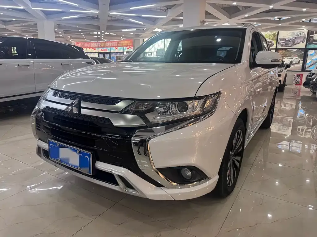 Mitsubishi Outlander — фото 1