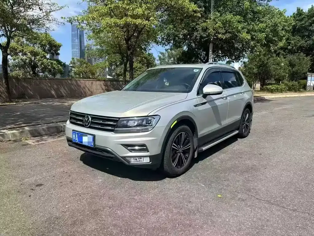 Volkswagen Tiguan L — фото 1