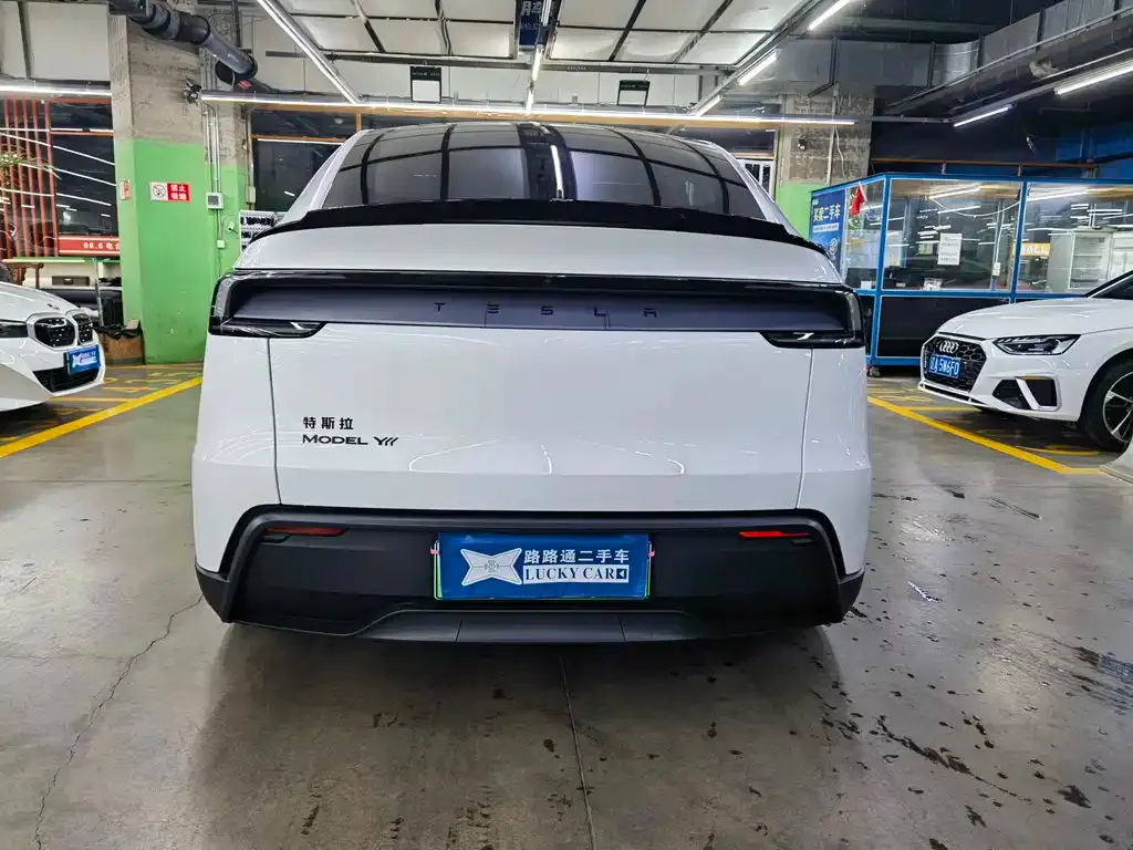 Tesla Model Y L — фото 3