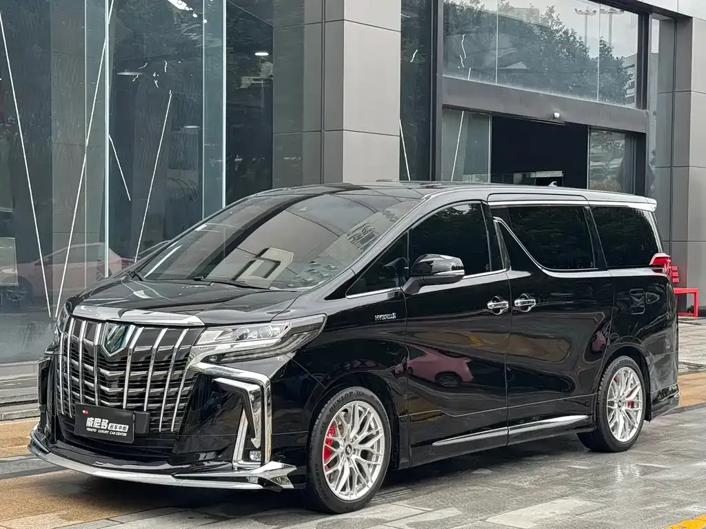 Toyota Alphard — фото 1