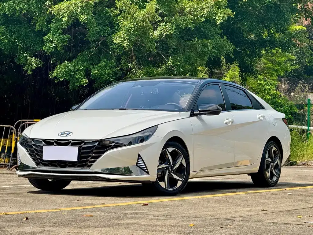 Hyundai Elantra — фото 1