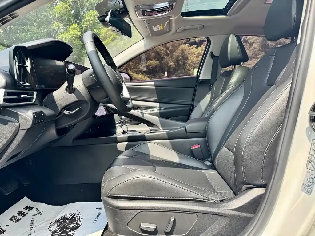 Hyundai Elantra — фото 3