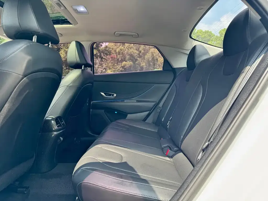 Hyundai Elantra — фото 2