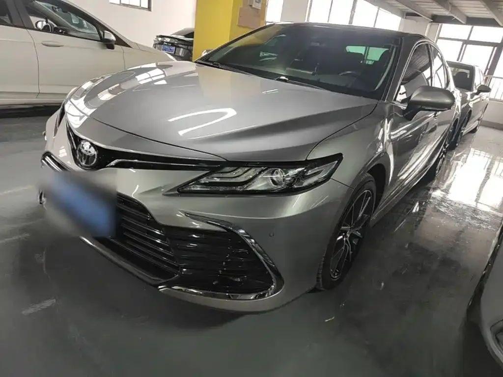 Toyota Camry — фото 1