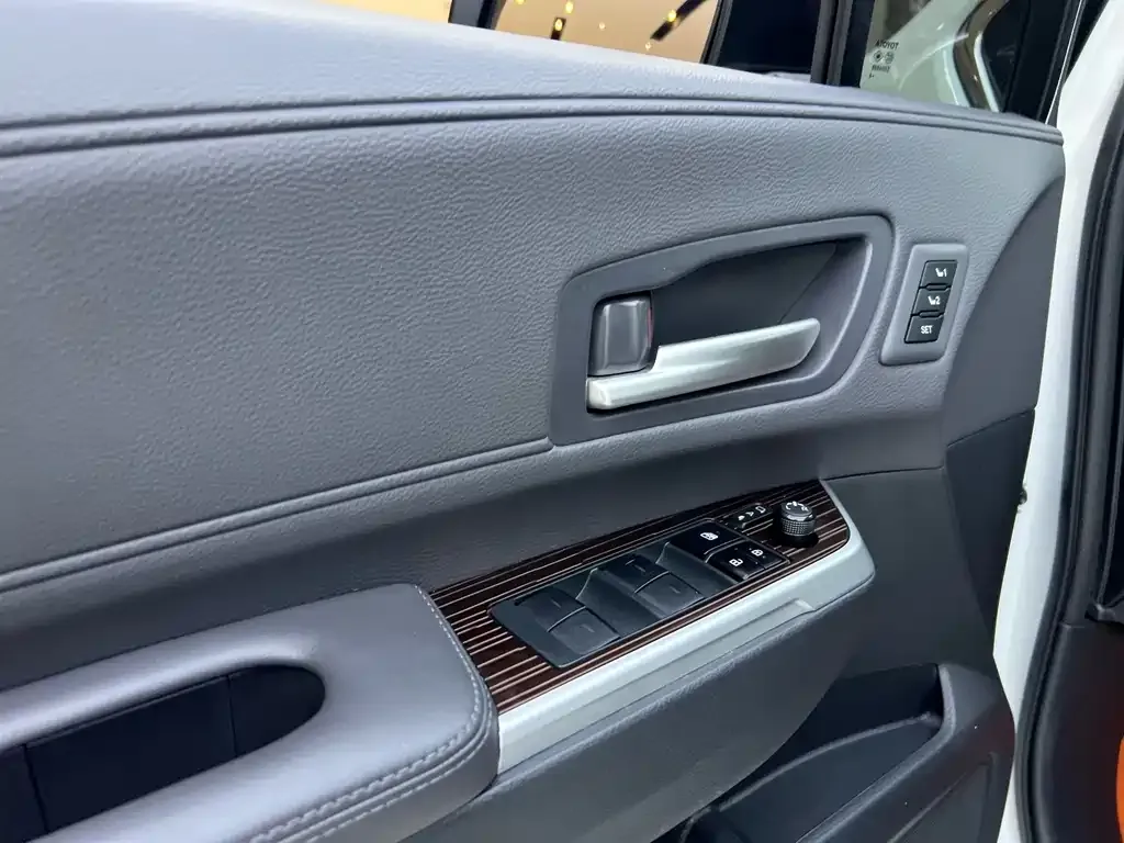 Toyota Granvia — фото 6
