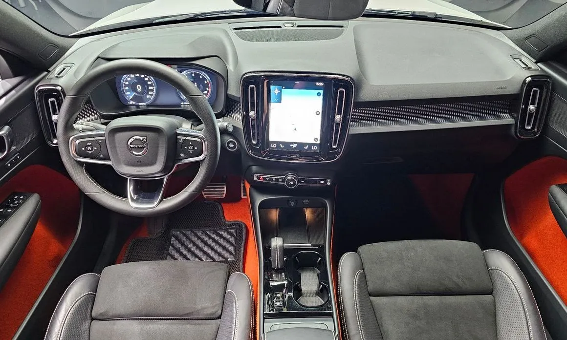 Volvo XC40 — фото 10