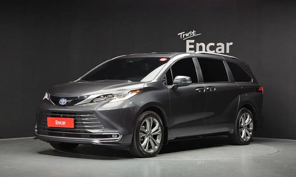 Toyota Sienna — фото 1