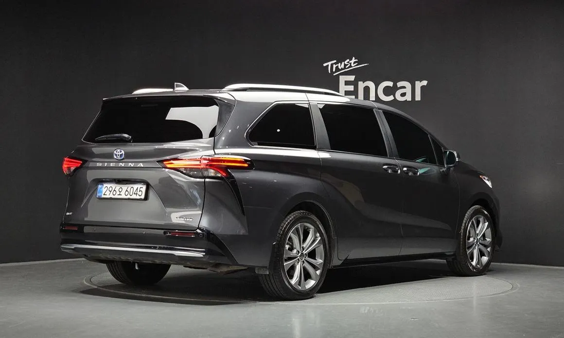 Toyota Sienna — фото 2