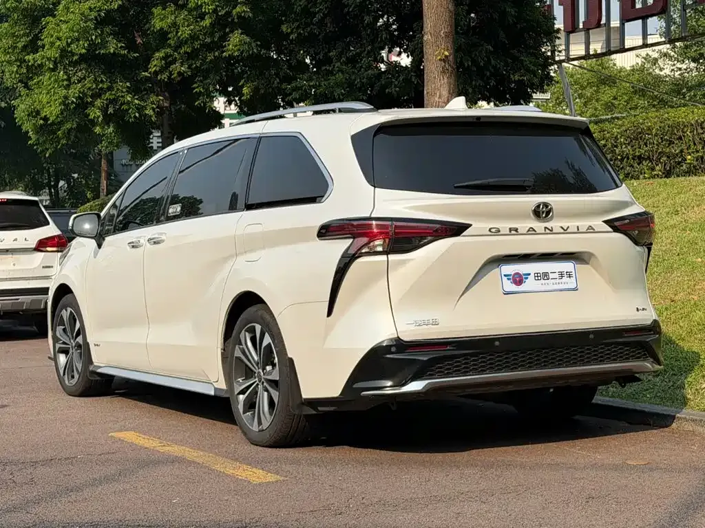 Toyota Granvia — фото 4