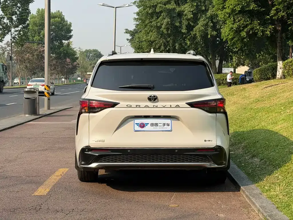 Toyota Granvia — фото 3