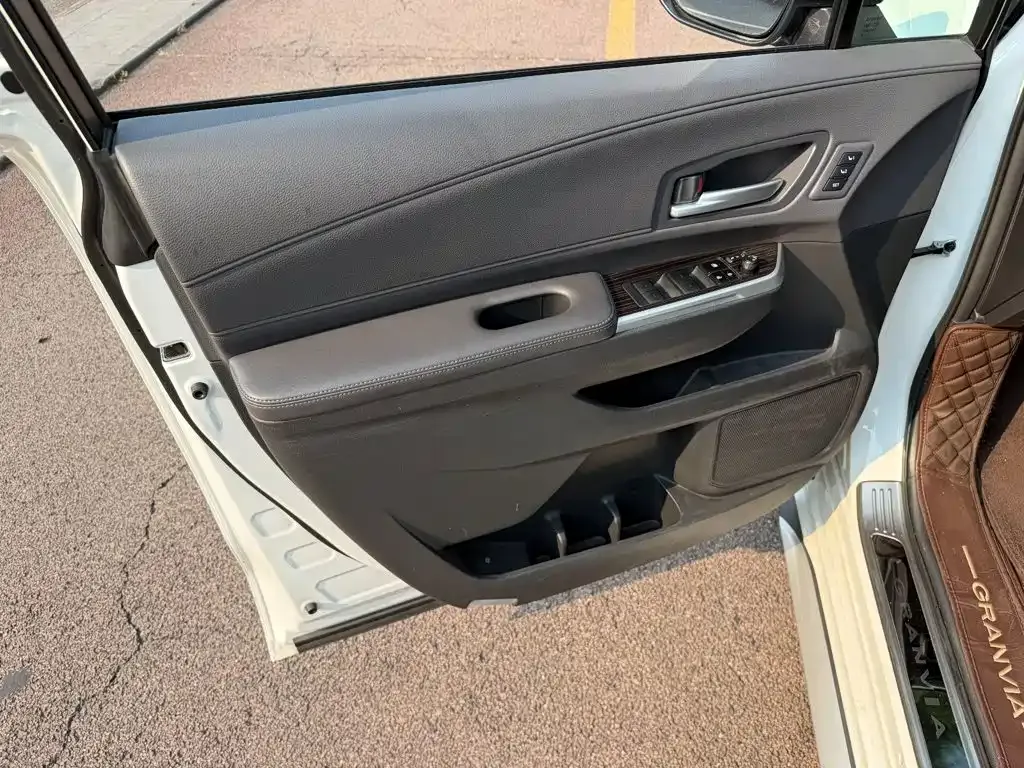 Toyota Granvia — фото 10