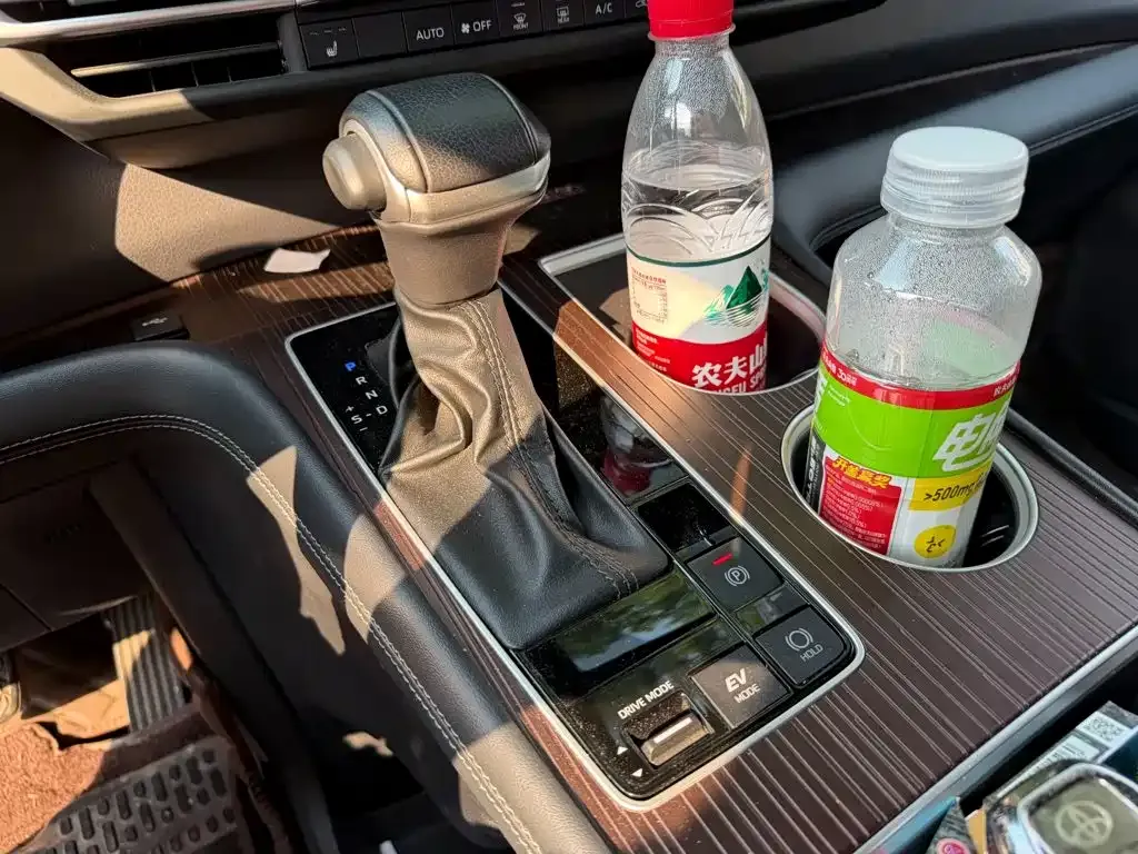Toyota Granvia — фото 6