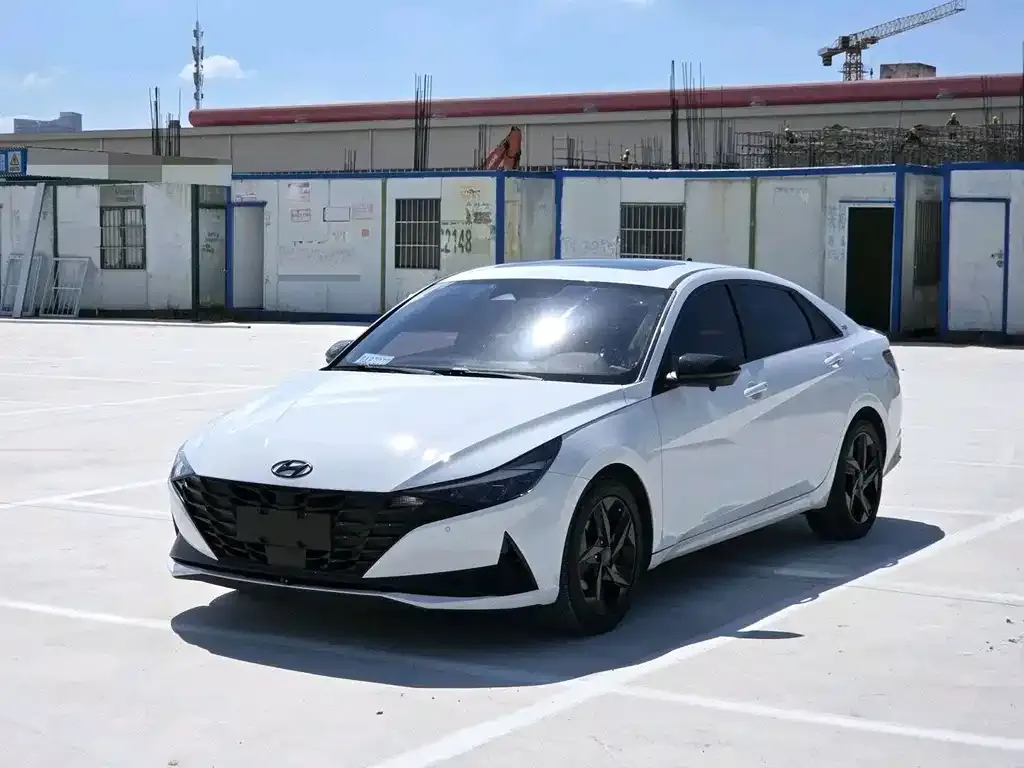 Hyundai Elantra — фото 1
