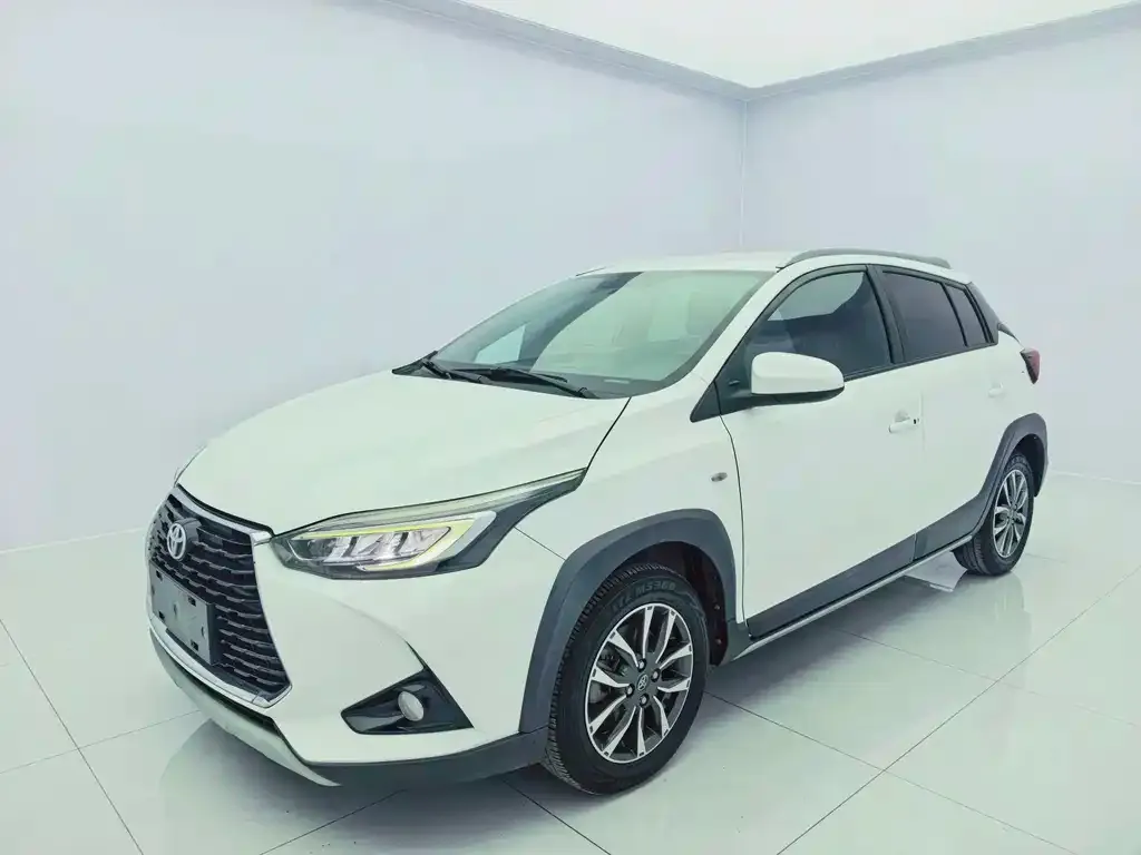 Toyota Yaris L — фото 1