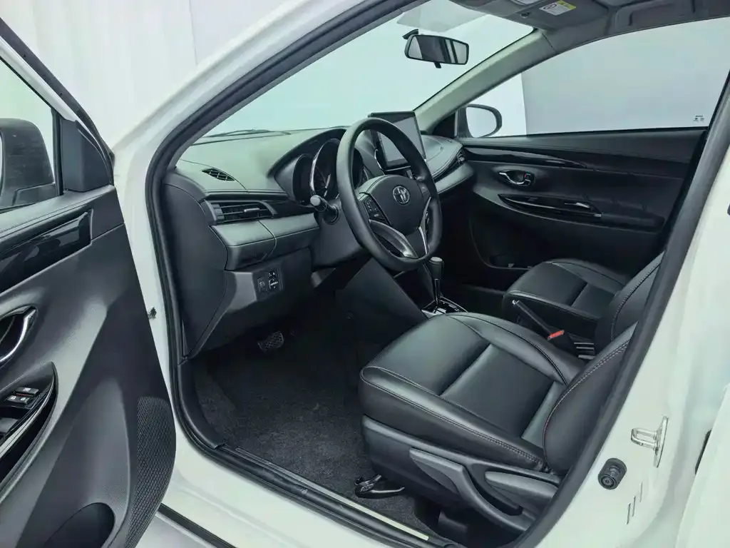 Toyota Yaris L — фото 10