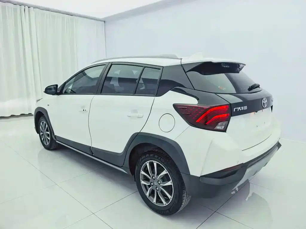 Toyota Yaris L — фото 2