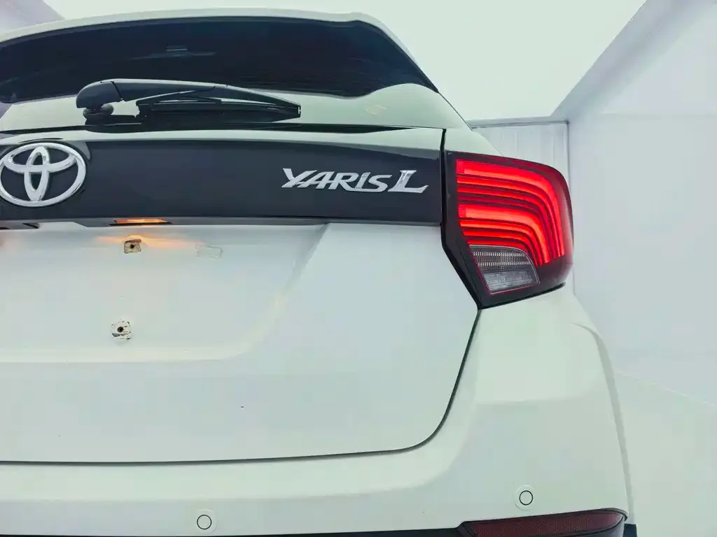 Toyota Yaris L — фото 7
