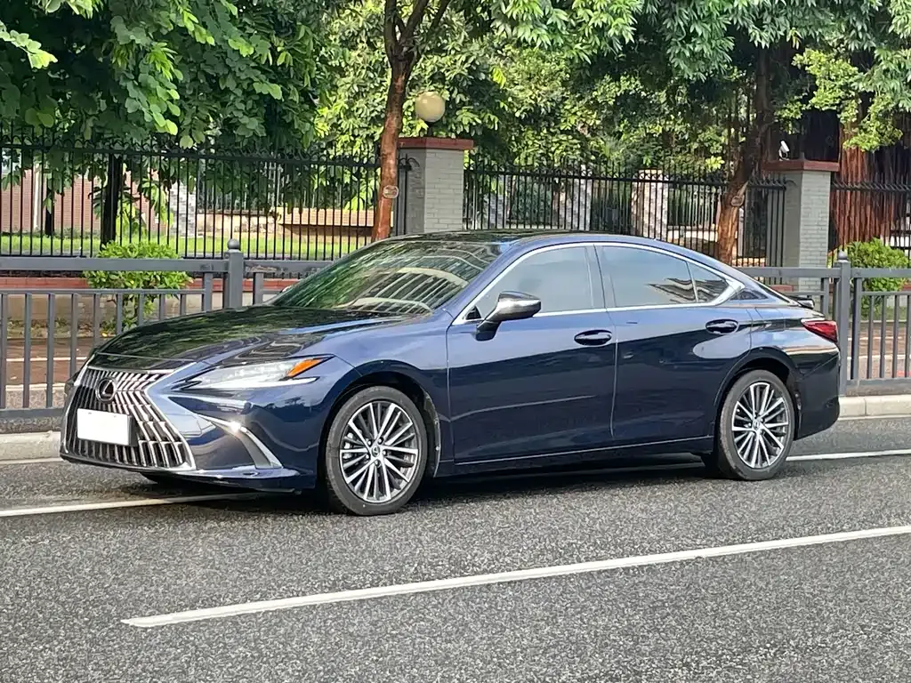 Lexus ES — фото 1
