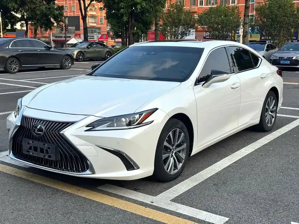 Lexus ES — фото 1