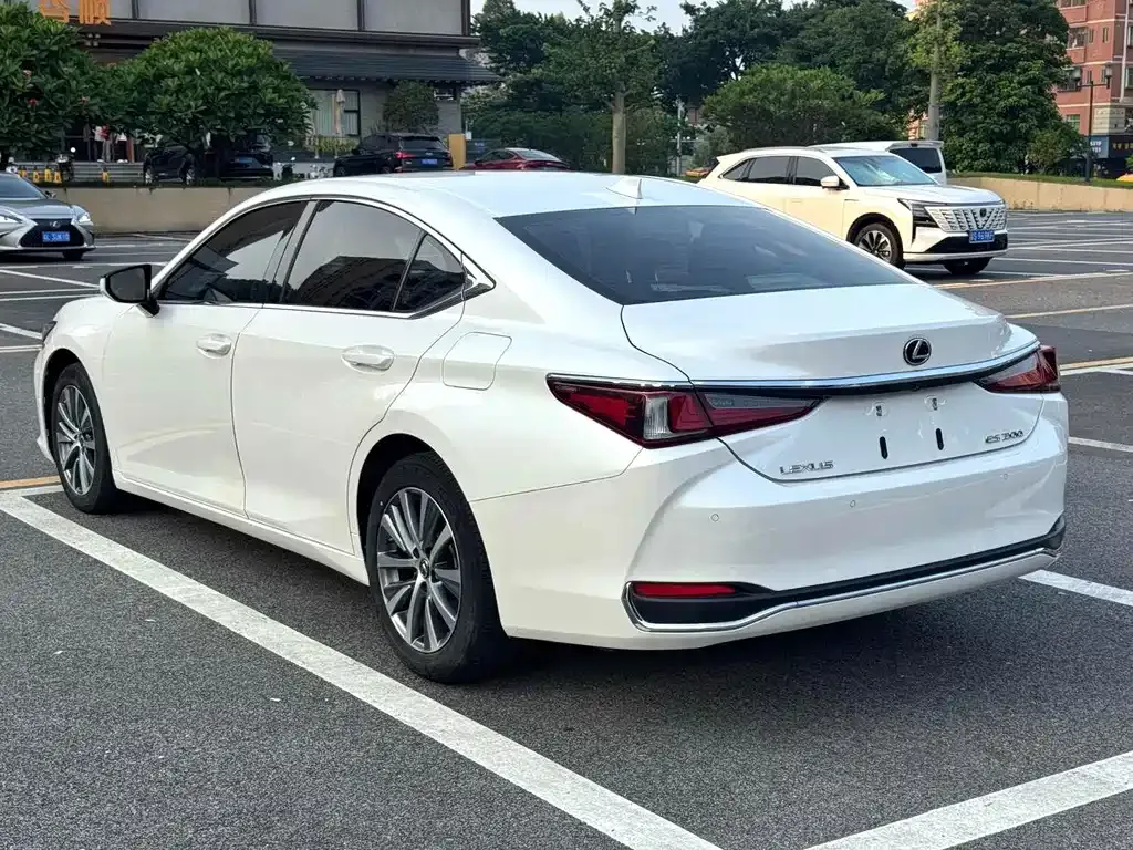 Lexus ES — фото 9