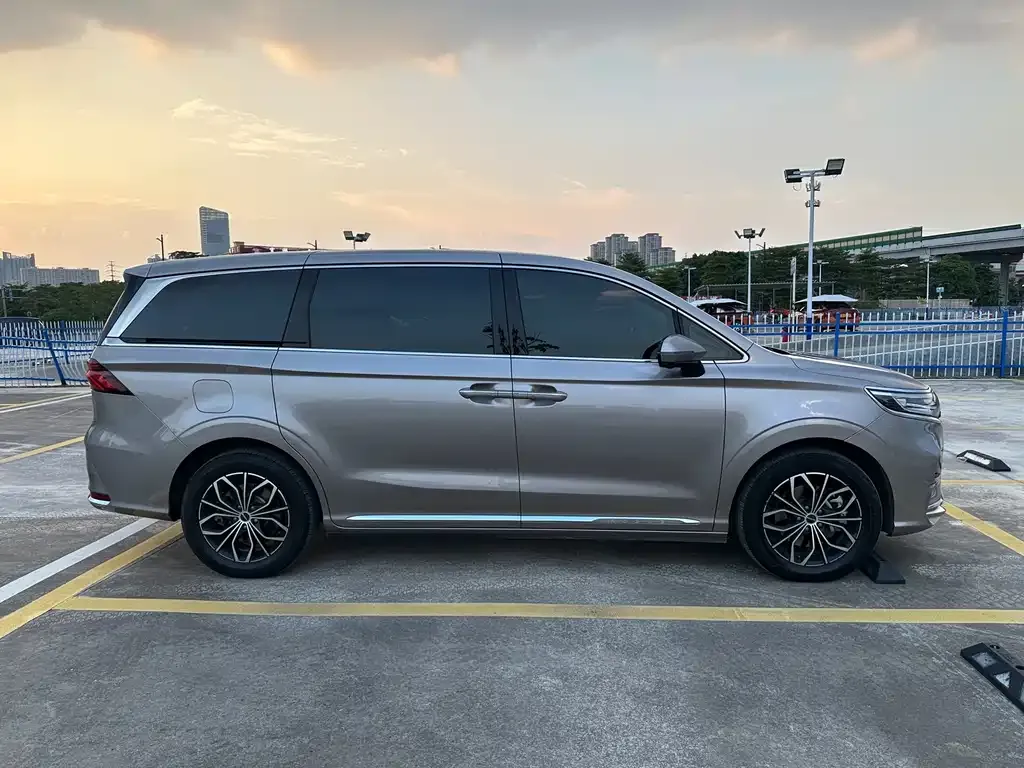 Roewe iMAX8 New Energy — фото 2
