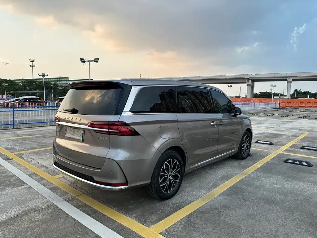 Roewe iMAX8 New Energy — фото 7