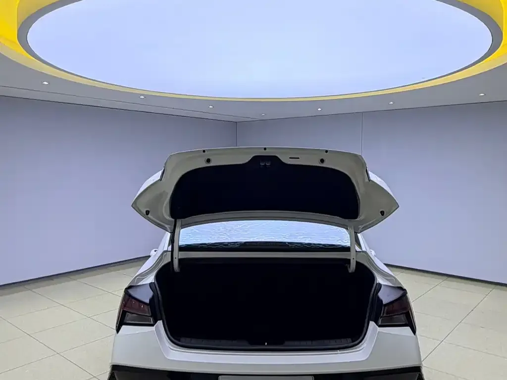 Hyundai Elantra — фото 3
