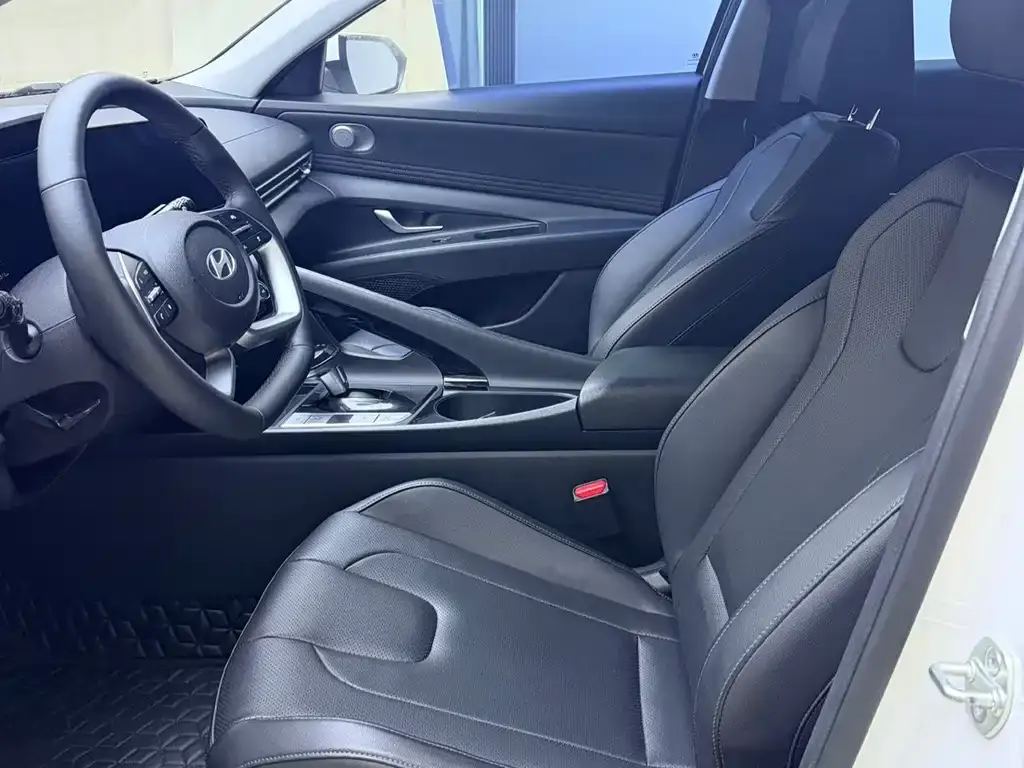 Hyundai Elantra — фото 10