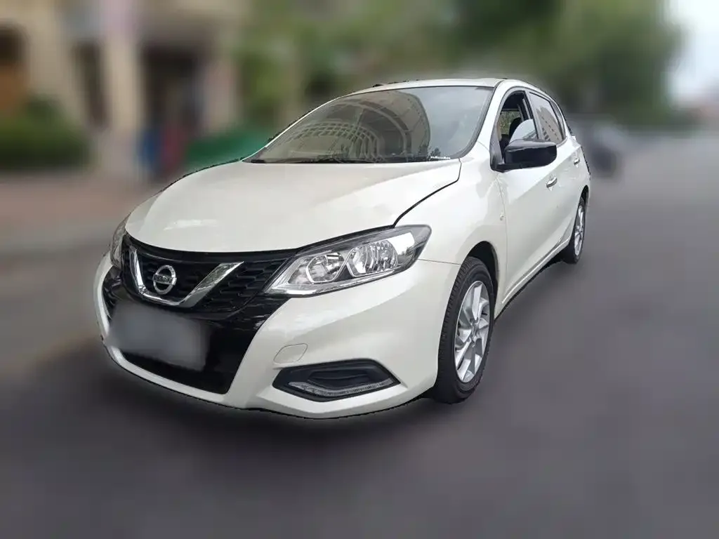 Nissan Tiida — фото 2