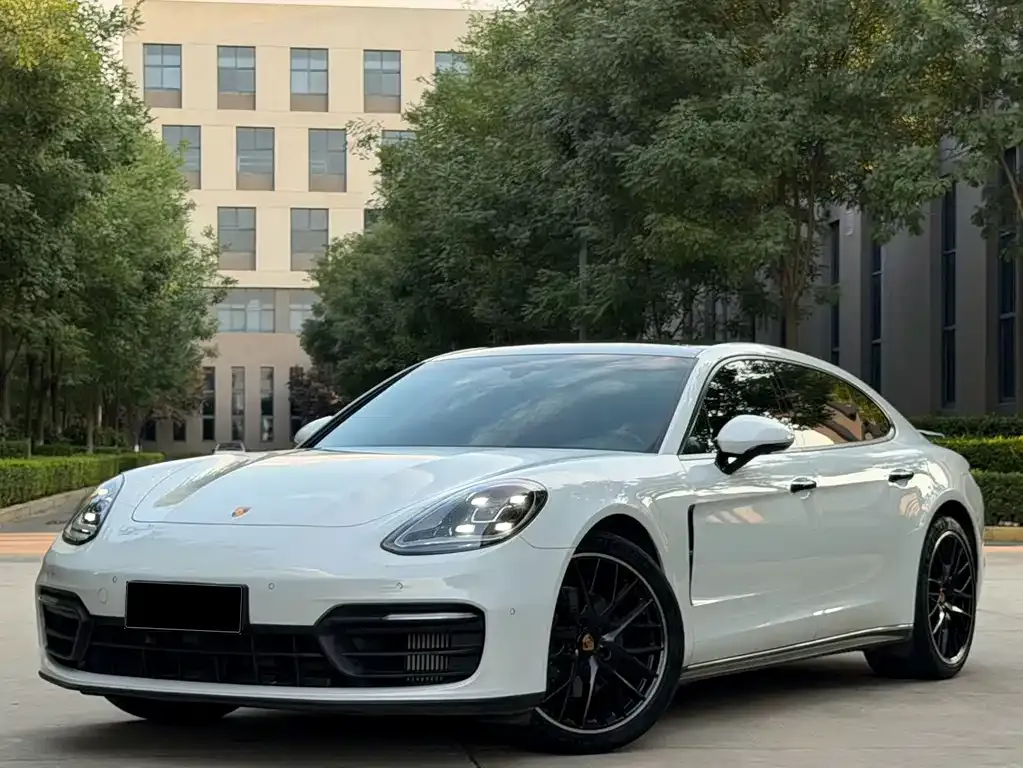 Porsche Panamera — фото 1