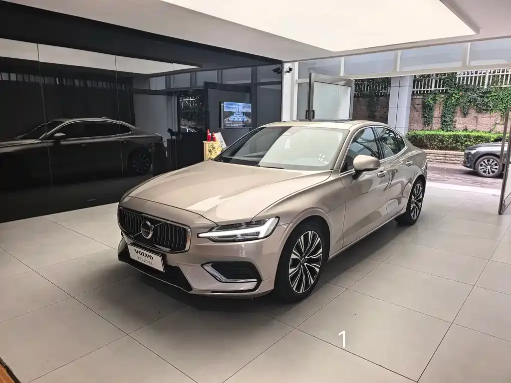 Volvo S60 — фото 1